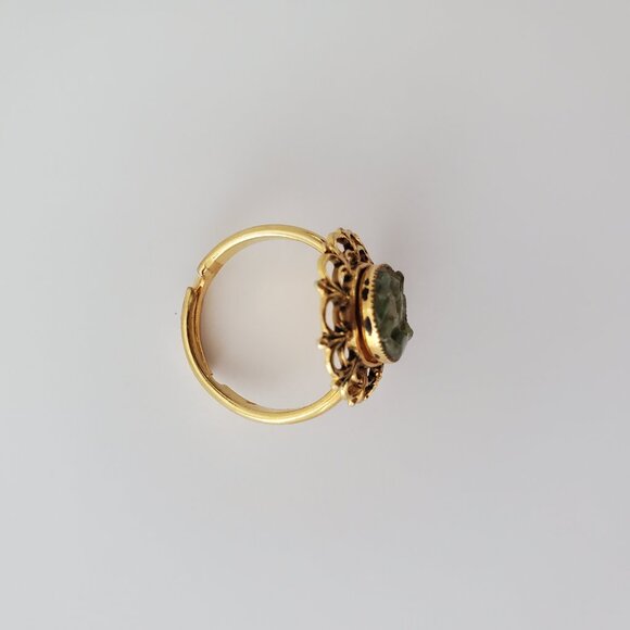 Victorian Women's Gold Jade Ring Jade Chips Oval Stone Centre Scalloped Bezel - Picture 6 of 8